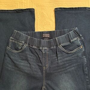 Size 20 BloomChic Women's Dark Blue Pull on Jeans w/glare leg. NWOT. Never worn!